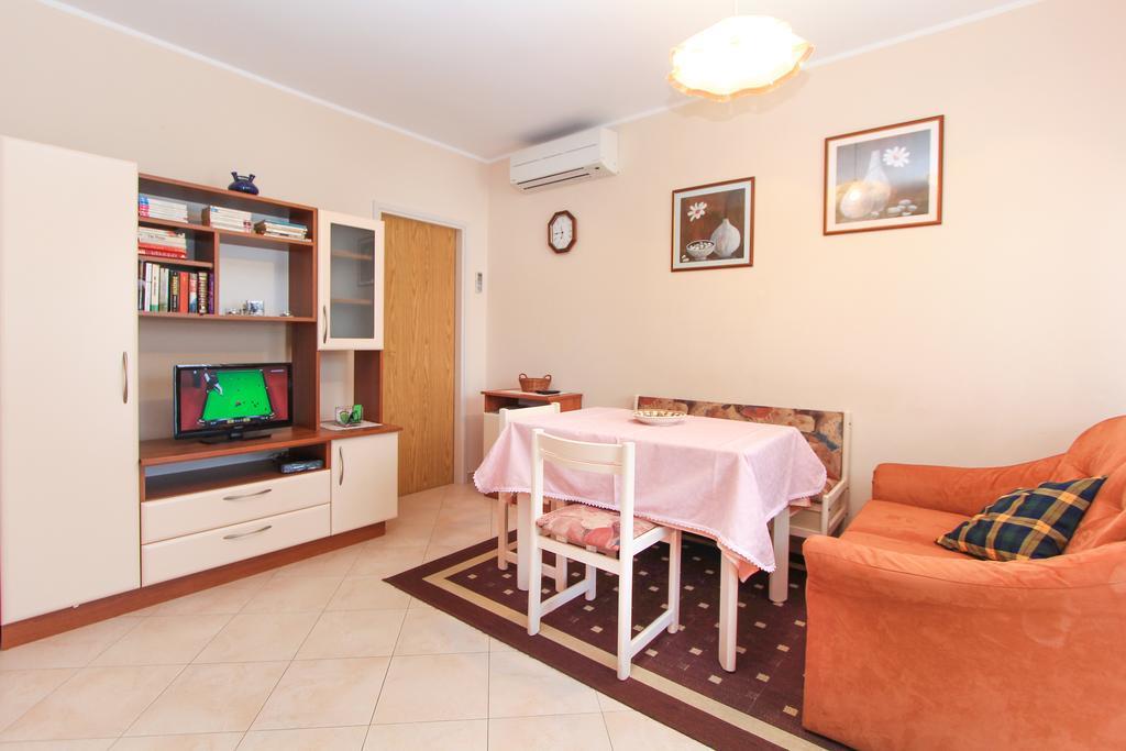 Apartments Silvia โปเรช ภายนอก รูปภาพ