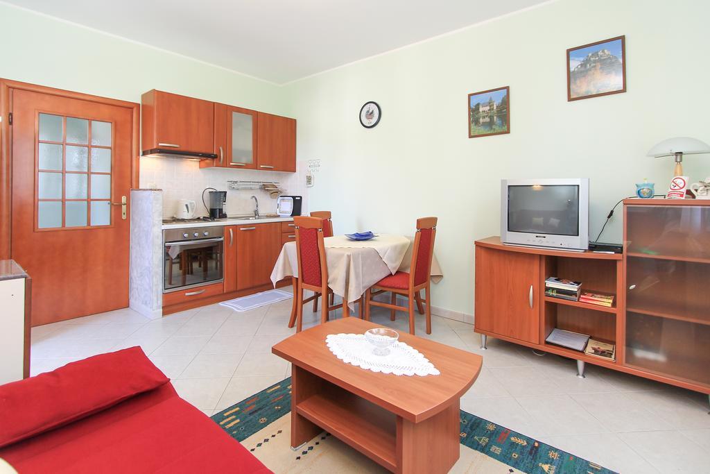 Apartments Silvia โปเรช ภายนอก รูปภาพ