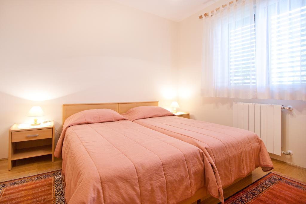 Apartments Silvia โปเรช ภายนอก รูปภาพ